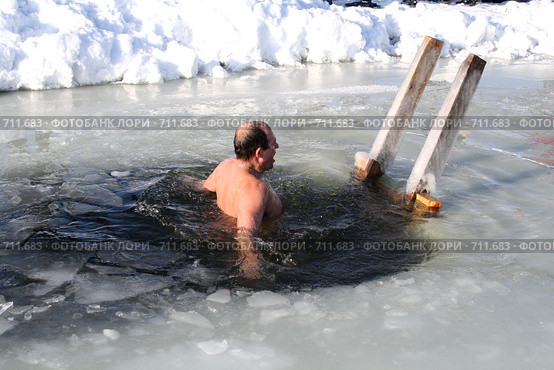 Крещенское купание в проруби (2009 год). Редакционное фото, фотограф Камбулина Татьяна / Фотобанк Лори