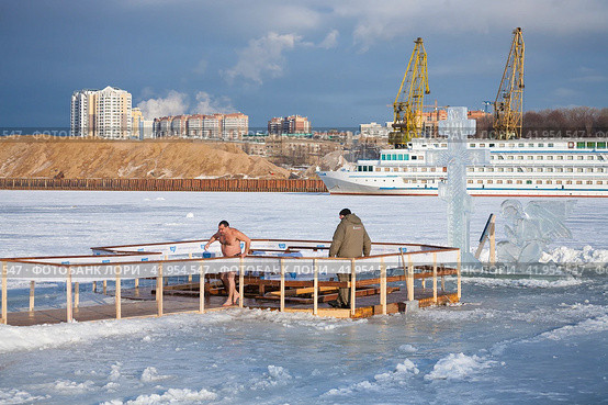 Крещенское купание в проруби (2015 год). Редакционное фото, фотограф Владимир Чинин / Фотобанк Лори
