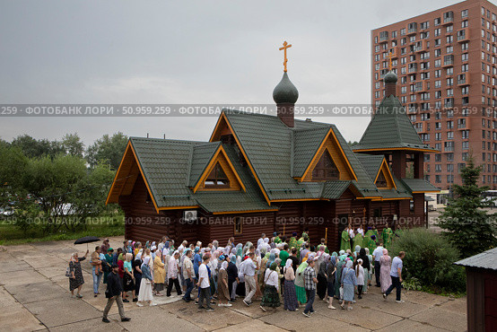 Крестный ход в престольный праздник в Серафимовском храме Балашихи, Редакционное фото, фотограф Дмитрий Неумоин / Фотобанк Лори