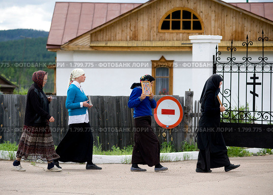Крестный ход. Женский монастырь в селе Батурино. Бурятия. (2010 год). Редакционное фото, фотограф Александр Подшивалов / Фотобанк Лори