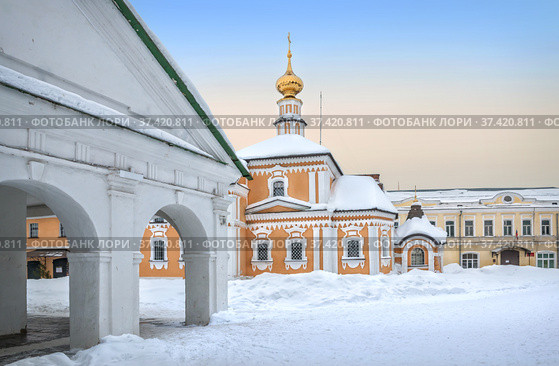 Кресто-Никольская церковь и Торговые Ряды, Суздаль (2022 год). Редакционное фото, фотограф Baturina Yuliya / Фотобанк Лори