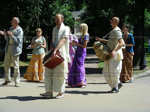 Кришнаиты танцуют на улице. Парк Горького. Москва (2014 год). Редакционное фото, фотограф lana1501 / Фотобанк Лори