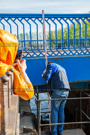 Kronstadt, Russia. June 11, 2015. Surveyors measure sea level. From the zero point of the Kronstadt footpost, measurements of the depth of the Baltic Sea and absolute heights are made throughout Russia. Редакционное фото, фотограф Оксана Медведева / Фотобанк Лори
