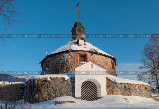 Круглая воротная башня Ларса Торстеннсона (Пугачевская). Музей-крепость «Корела», Приозерск (2013 год). Редакционное фото, фотограф Виктор Карасев / Фотобанк Лори