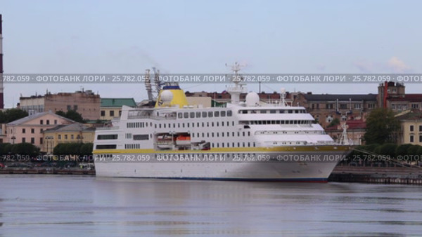 Круизное судно Hamburg пришвартовано у набережной Лейтенанта Шмидта в Санкт-Петербурге (2016 год). Редакционное видео, видеограф Сергей Дубров / Фотобанк Лори