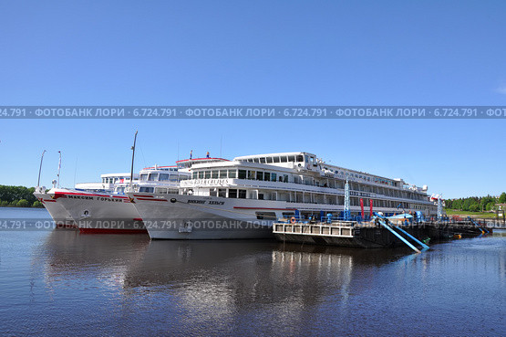 Круизные теплоходы у пристани на реке Волга (2013 год). Редакционное фото, фотограф Мартынов Антон / Фотобанк Лори