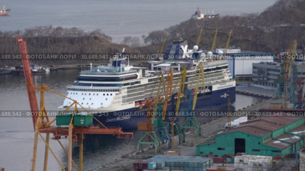 Круизный лайнер Celebrity Millennium в морском порту (2019 год). Редакционное видео, видеограф А. А. Пирагис / Фотобанк Лори