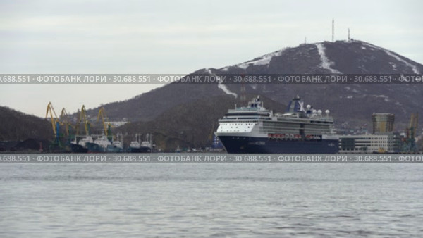 Круизный лайнер Celebrity Millennium выходит из морского порта. Time lapse (2019 год). Редакционное видео, видеограф А. А. Пирагис / Фотобанк Лори