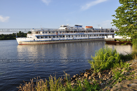 Круизный теплоход "Н.Г. Славянов" на Волге. Лето (2009 год). Редакционное фото, фотограф Лада Иванова / Фотобанк Лори