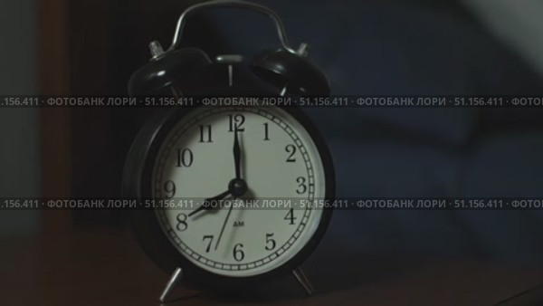 Крупный план будильника, который сначала показывает 7:00 утра, а затем 8:00 утра. Стоковое AI-видео, аниматор Наталья Синцова / Фотобанк Лори