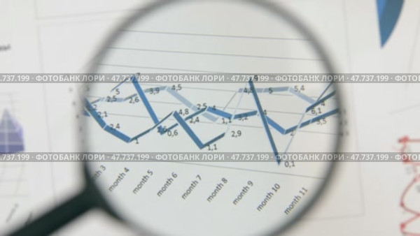 Крупный план вращения увеличительного стекла и синяя диаграмма. Оптическое искажение увеличительного стекла. Стоковое видео, видеограф Александр Собко / Фотобанк Лори