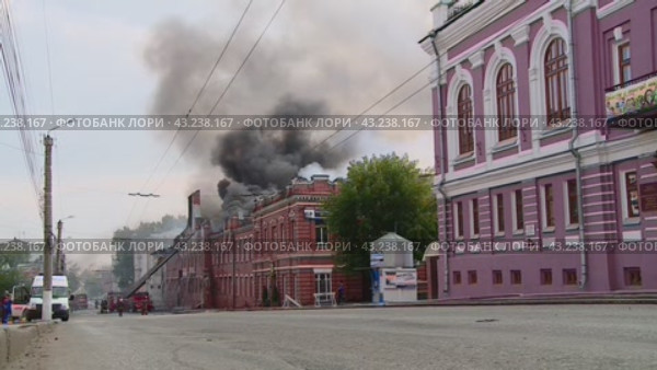 Крупный пожар в историческом здании в Кирове, Россия (2013 год). Редакционное видео, видеограф Алексей Сергеев / Фотобанк Лори
