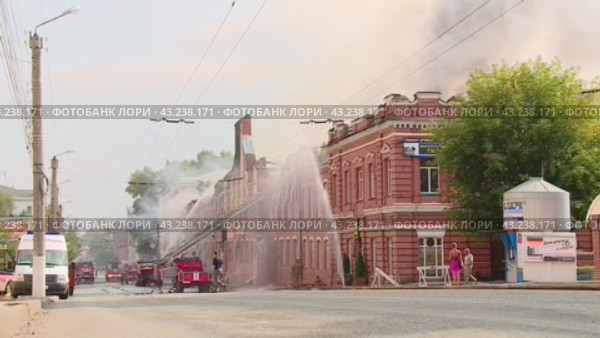 Крупный пожар в историческом здании в Кирове, Россия (2013 год). Редакционное видео, видеограф Алексей Сергеев / Фотобанк Лори