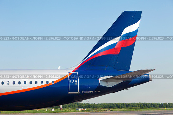 Крупным планом хвост самолета Airbus A321 авиакомпании "Аэрофлот" на взлетной полосе аэропорта (2011 год). Редакционное фото, фотограф Николай Винокуров / Фотобанк Лори