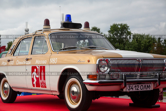 Крупным планом советский автомобиль ГАЗ-24 "Волга" стоит на площадке фестиваля "ПроДвижение" на ВДНХ в городе Москве, Россия. Редакционное фото, фотограф Николай Винокуров / Фотобанк Лори