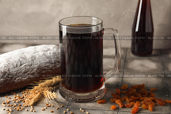 Кружка вкусного кваса, хлеб, изюм и пшеничные зерна на столе. Стоковое фото, фотограф Pixel_shot / Фотобанк Лори