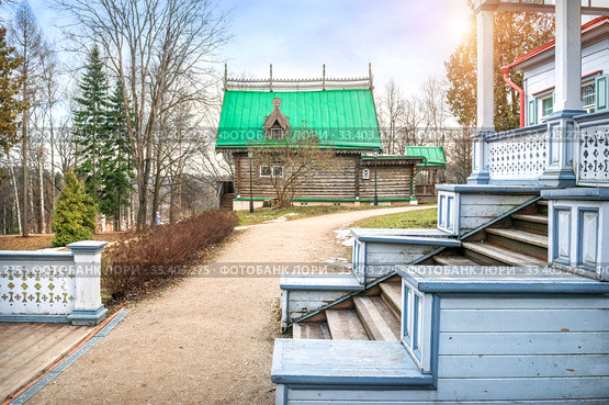 Крыльцо Дома Main house with porch and kitchen building (2020 год). Редакционное фото, фотограф Baturina Yuliya / Фотобанк Лори