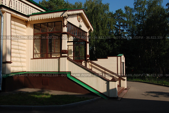Крыльцо Серафимовского придела на южном фасаде церкви Троицы Живоначальной в Удельной. Интернациональная улица, 12. Поселок Удельная. Раменский район. Московская область (2011 год). Стоковое фото, фотограф lana1501 / Фотобанк Лори