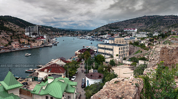 Крымский полуостров, бухта Балаклава, Горный ландшафт, морская пристань, курортная зона (2018 год). Редакционное фото, фотограф виктор химич / Фотобанк Лори