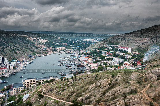 Крымский полуостров, бухта Балаклава, Горный ландшафт, морская пристань, курортная зона (2018 год). Редакционное фото, фотограф виктор химич / Фотобанк Лори