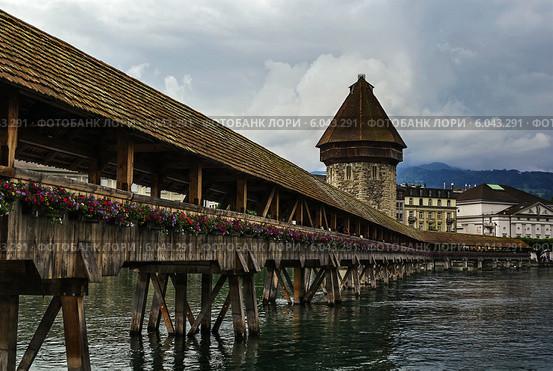 Крытый мост Капельбрюкке (Kapellbrucke) в Люцерне. Швейцария (2014 год). Стоковое фото, фотограф Boris Breytman / Фотобанк Лори