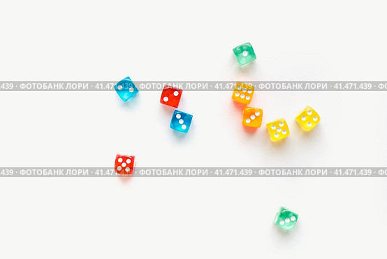 Кубики для настольных игр на белом фоне, кости. Сubes for Board games on white background, dice. Стоковое фото, фотограф Ольга Митряева / Фотобанк Лори