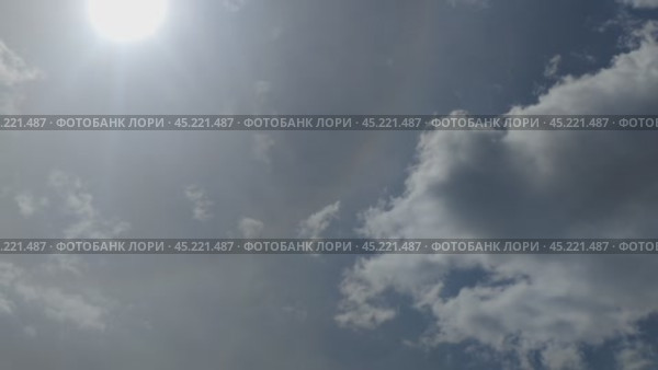 Кучевые тучи плывут по небу. Голубое небо покрыто облаками, которые медленно движутся по небу. Они расположены на разной высоте и по ходу изменяют свою форму и размер. Стоковое видео, видеограф Andrew_Swarga / Фотобанк Лори