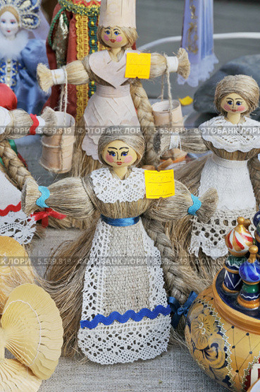 Куклы из льна, продаваемые в городе Кириллове Вологодской области (2013 год). Редакционное фото, фотограф stargal / Фотобанк Лори