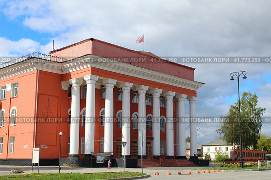 Культурно-деловой центр в Чусовом Пермского края (2022 год). Редакционное фото, фотограф Иван Дуплик / Фотобанк Лори