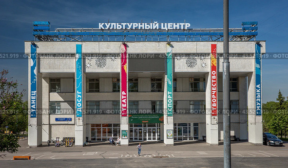 Культурный Центр Вдохновение - главный вход. Москва, Ясенево, май 2024г. Редакционное фото, фотограф Казума / Фотобанк Лори
