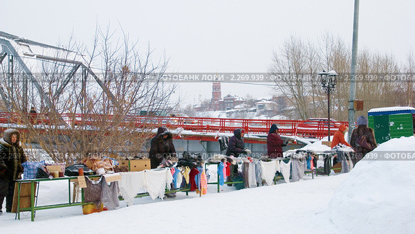 Кунгур. Торговля вязаными изделиями рядом с Сылвенским мостом (2010 год). Редакционное фото, фотограф Румянцева Наталия / Фотобанк Лори
