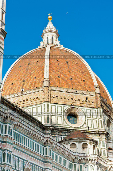 Купол Собора Санта-Мария-дель-Фьоре (La Cattedrale di Santa Maria del Fiore; Собор Святой Марии в цветах). Весенний солнечный день. Флоренция. Италия (2018 год). Стоковое фото, фотограф E. O. / Фотобанк Лори
