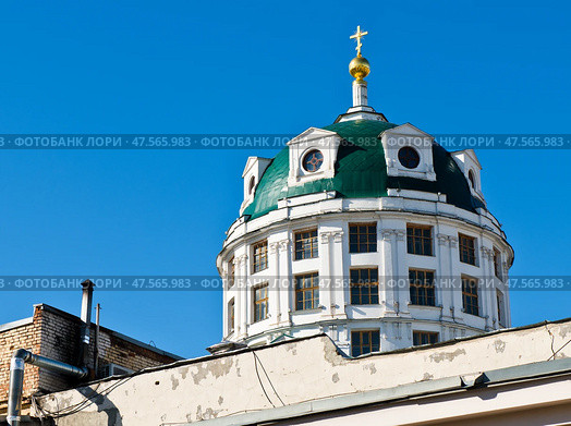 Купол церкви Симеона Столпника за Яузой в солнечный день весной. Москва. Россия. Редакционное фото, фотограф E. O. / Фотобанк Лори