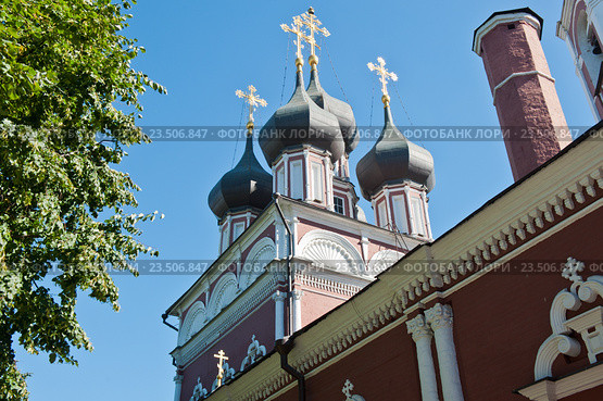 Купола Храма Ризоположения (Церковь Положения Ризы Господней в Успенском Соборе в Москве) на Донской летним днем. Москва (2016 год). Стоковое фото, фотограф E. O. / Фотобанк Лори