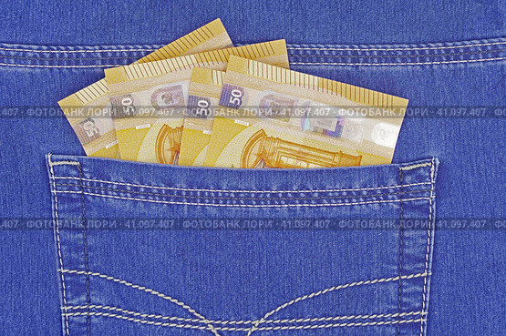 Купюры евро в кармане джинсов. Euro banknotes in blue jeans back pocket. Стоковое фото, фотограф Татьяна Д / Фотобанк Лори