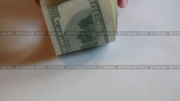 Купюры номиналом 100 долларов в руках. Стоковое видео, видеограф Яна Королёва / Фотобанк Лори
