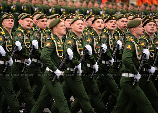 Курсанты военной академии РВСН имени Петра Великого во время парада на Красной площади Москвы в честь Дня Победы (2021 год). Редакционное фото, фотограф Free Wind / Фотобанк Лори