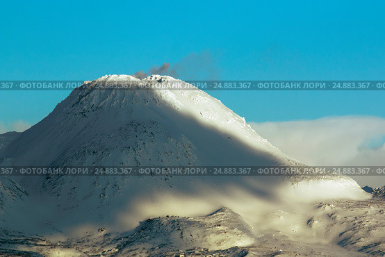 Курящийся заснеженный вулкан на Курильском острове Парамушир. Стоковое фото, фотограф Василий Князев / Фотобанк Лори