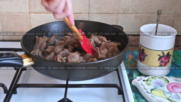 Кусочки говядины тушатся в сковороде на газовой плите. Стоковое видео, видеограф Владимир Литвинов / Фотобанк Лори