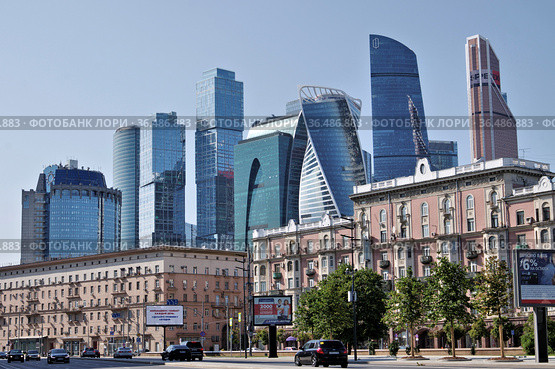 Кутузовский проспект. Вид на деловой центр "Москва-Сити" (ММДЦ). Москва. Городской пейзаж. (2021 год). Редакционное фото, фотограф Илюхина Наталья / Фотобанк Лори