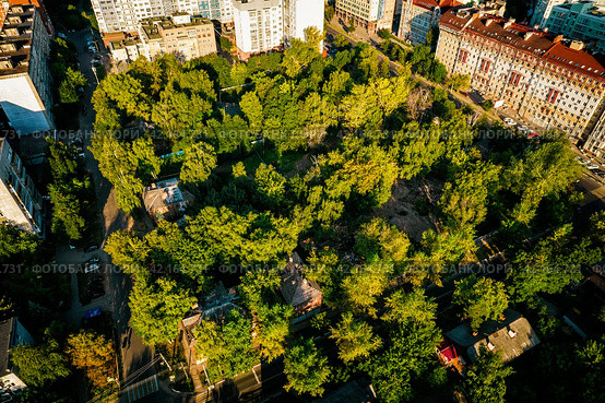 Квартал города с малоэтажной застройкой, утопающий в зелени (2021 год). Редакционное фото, фотограф Илья Старков / Фотобанк Лори