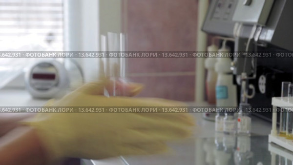 Лаборант работает с пробирками. Стоковое видео, видеограф Video Kot / Фотобанк Лори