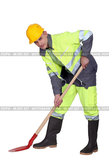 Labourer shovelling. Стоковое фото, агентство Ingram Publishing / Фотобанк Лори