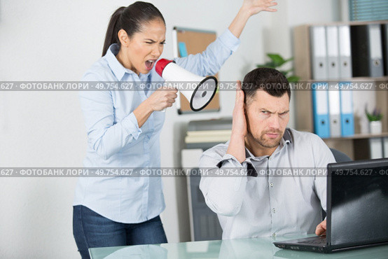 lady boss shouting with megaphone at colleague. Стоковое фото, агентство Ingram Publishing / Фотобанк Лори