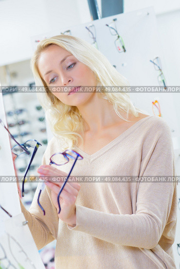 Lady comparing spectacles. Стоковое фото, агентство Ingram Publishing / Фотобанк Лори