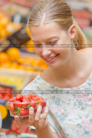 Lady holding punnet of strawberries. Стоковое фото, агентство Ingram Publishing / Фотобанк Лори