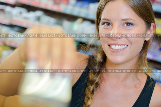 Lady serving blurred packet of cigarettes. Стоковое фото, агентство Ingram Publishing / Фотобанк Лори
