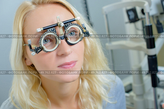 Lady wearing opticians testing glasses. Стоковое фото, агентство Ingram Publishing / Фотобанк Лори