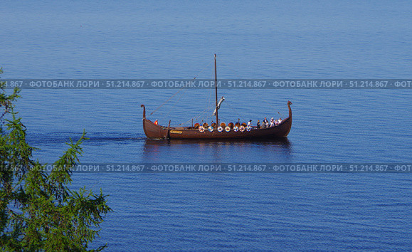 Ладья "Рюрик", Петрозаводская губа, Онежское озеро, Карелия (2021 год). Редакционное фото, фотограф Алексей Иванов / Фотобанк Лори