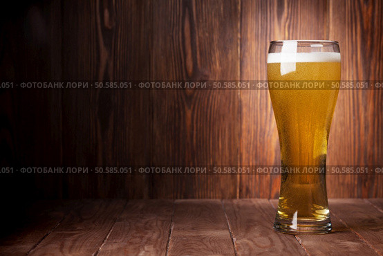 Lager beer glass on wooden table. View with copy space. Стоковое фото, агентство Ingram Publishing / Фотобанк Лори